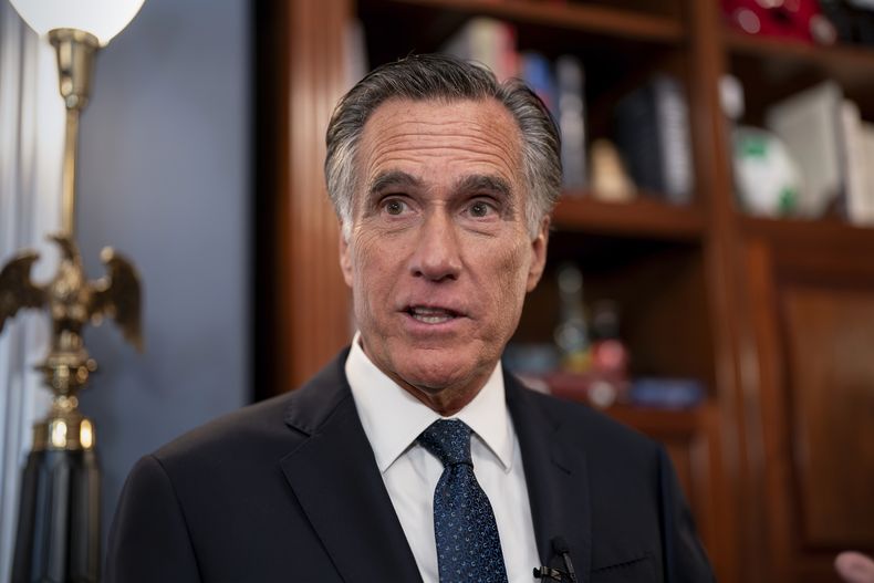El senador republicano Mitt Romney anuncia que no buscará reelegirse en 2024 durante una sesión con reporteros el miércoles 13 de septiembre de 2023, en su oficina del Capitolio federal, en Washington. (AP Foto/J. Scott Applewhite)