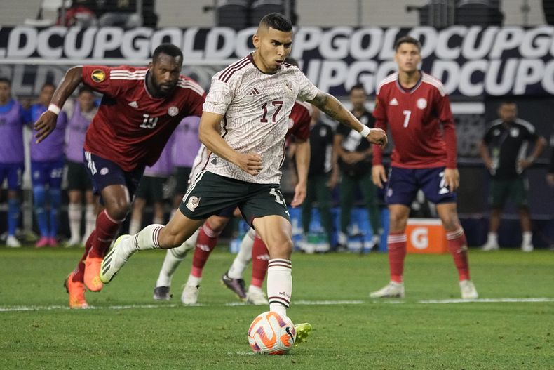 En foto del 8 de julio del 2023, el mediocampista mexicano Orbelín Pineda anota un penal en el encuentro ante Costa Rica en los cuartos de final de la Copa Oro. (AP Foto/Sam Hodde)
