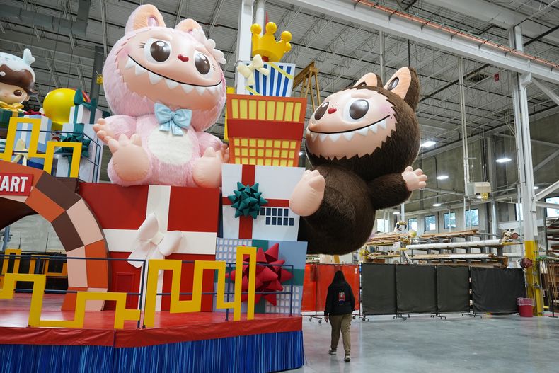 Una nueva carroza del Día de Acción de Gracias que presenta a Labubu de Pop Mart, a la derecha, y a Mokoko se exhibe durante una vista previa para la prensa de las nuevas carrozas en el estudio de desfiles de Macys en Moonachie, Nueva Jersey, el martes 18 de noviembre de 2025. (Foto AP/Seth Wenig)
