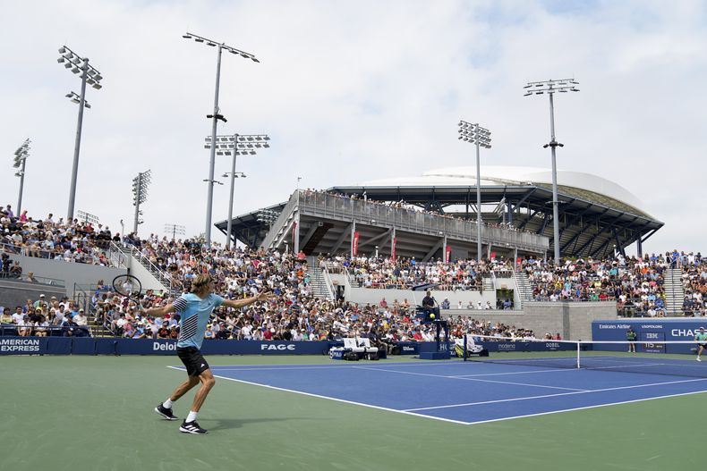 El alemán Alexander Zverev devuelve ante el australiano Aleksandar Vukic en la primera ronda del US Open, el martes 29 de agosto de 2023, en Nueva York. (AP Foto/John Minchillo)