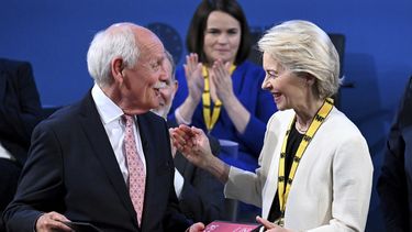 La presidenta de la Comisión Europea, Ursula von der Leyen, recibe el Premio Carlomagno de manos de Juergen Linden, presidente del Consejo de Administración del Premio Carlomagno, en Aquisgrán, Alemania, el jueves 29 de mayo de 2025. (Federico Gambarini/DPA vía AP, Pool)