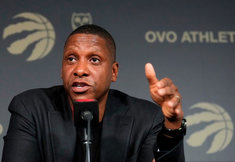 ARCHIVO - Foto del 18 de enero del 2024, el presidente de operaciones de los Raptors de Toronto Masai Ujiri habla con la prensa sobre los canjes del equipo. (Nathan Denette/The Canadian Press via AP, Archivo)