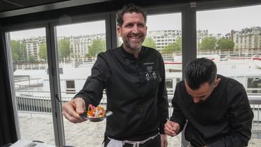 El chef Alexandre Mazzia, deñl restaurante AM en Marsella, presenta un platillo durante una conferencia de prensa, el martes 9 de mayo de 2023 (AP Foto/Michel Euler)