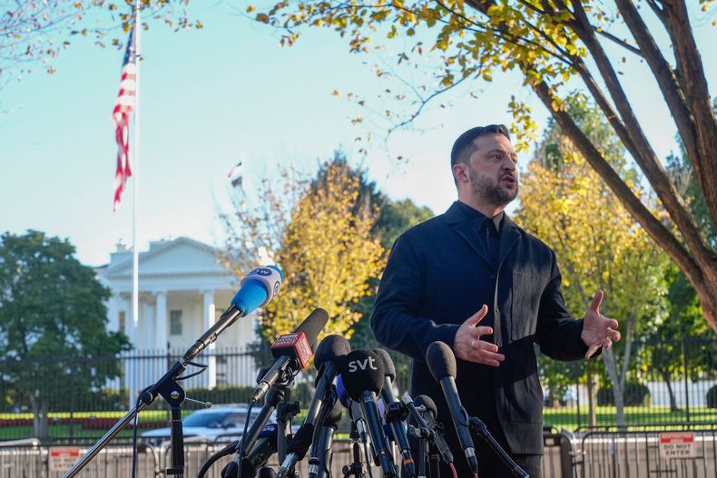 El presidente de Ucrania, Volodymyr Zelenskyy, habla a la prensa en el parque de Lafayette Park al otro lado de la calle de la Casa Blanca, tras una reunión con el presidente de Estados Unidos, Donald Trump, el viernes 17 de octubre de 2025, en Washington. (AP Foto/Manuel Balce Ceneta)