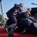 ARCHIVO – El candidato presidencial republicano, el expresidente Donald Trump, es cubierto por agentes del Servicio Secreto de Estados Unidos en un mitin de campaña, el sábado 13 de julio de 2024, en Butler, Pensilvania. (AP Foto/Evan Vucci)