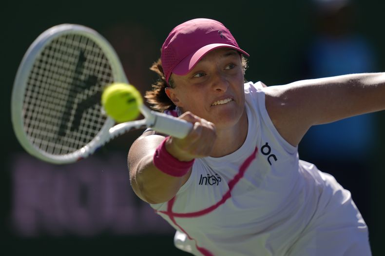 La polaca Iga Swiatek, devuelve un remate ante Danielle Collins, de los Estados Unidos, en el Abierto BNP Paribas, en Indian Wells, California, el viernes 8 de marzo de 2024. (AP Foto/Ryan Sun)