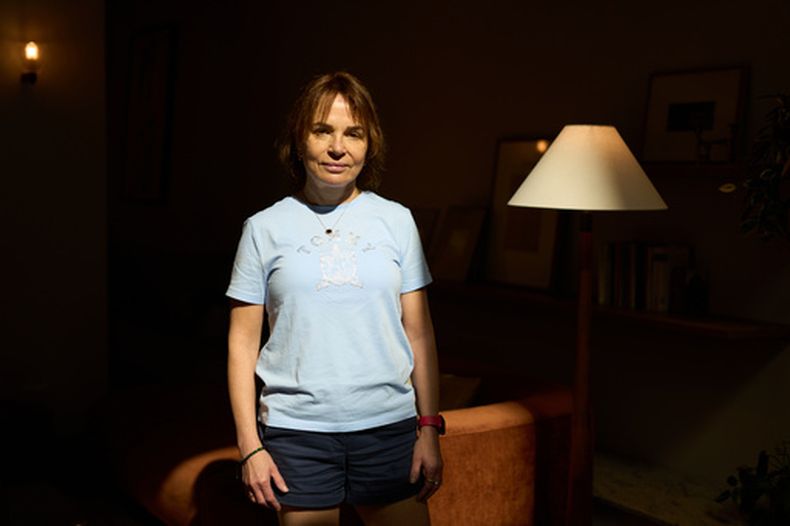 Tamar Ichilov, una israelí que vive en el extranjero y regresó a Israel para votar en las elecciones, posa para un retrato en Tel Aviv, Israel, el sábado 24 de octubre de 2026. (AP Foto/Ariel Schalit)
