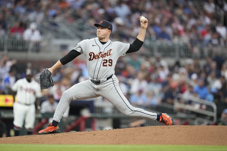 Tarik Skubal (29), estelar lanzador de los Tigres de Detroit, trabaja durante la segunda entrada de un juego de béisbol de Grandes Ligas contra los Bravos de Atlanta, el miércoles 29 de abril de 2026, en Atlanta. (AP Foto/Brynn Anderson)