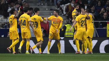 Robert Lewandowski, segundo desde la derecha, de Barcelona, celebra con sus compañeros después de marcar el segundo gol de su equipo durante el partido de fútbol de La Liga de España entre Atlético de Madrid y Barcelona en el estadio Metropolitano, en Madrid, España, el domingo 17 de marzo de 2024. (AP Foto/Bernat Armangue)