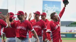 Josh Naylor, derecha, de Canadá, celebra al final del partido de béisbol en el Clásico Mundial contra Cuba, el miércoles 11 de marzo de 2026, en San Juan, Puerto Rico. (AP Foto/Fernando Llano)