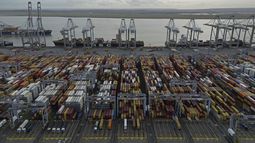 ARCHIVO - Contenedores de mercancías esperan a ser procesados en el puerto de Gateway de Londres, en Stanford-le-Hope, en el estuario del Támesis, al este de Londres, el 5 de febrero de 2025. (AP Foto, archivo)