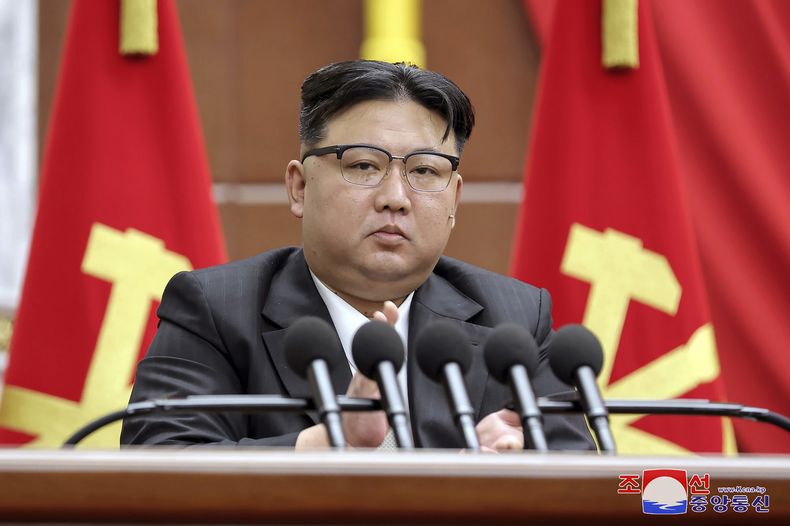 En esta imagen difundida por el gobierno de Corea del Norte, el mandatario norcoreano Kim Jong Un pronuncia un discurso durante una reunión plenaria de fin de año del Partido de los Trabajadores, realizada entre el 26 y el 30 de diciembre de 2023, en Pyongyang, Corea del Norte.(Agencia Central de Noticias de Corea/Korea News Service via AP)