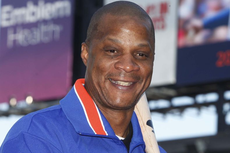 ARCHIVO - El ex jugador de los Mets de Nueva York Darryl Strawberry posa en el estadio Citi Field de Nueva York, el 1 de agosto de 2010. (AP Foto/Seth Wenig)