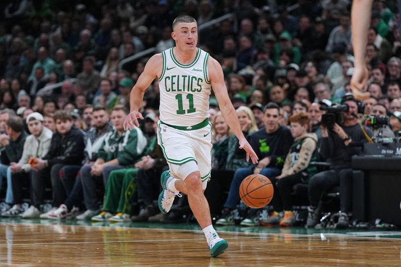 Payton Pritchard, de los Celtics de Boston, conduce el balón en el duelo ante los Grizzlies de Memphis, el miércoles 12 de noviembre de 2025 (AP Foto/Charles Krupa)