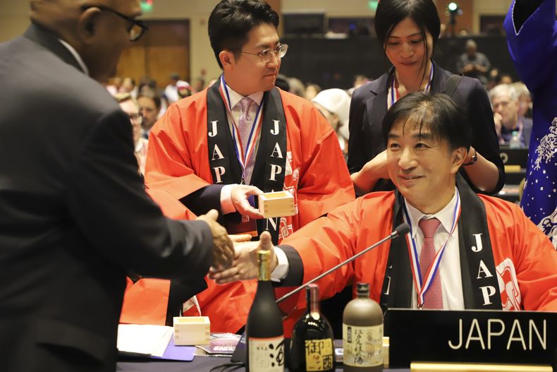El embajador de Japón ante la UNESCO, Takehiro Kano, reacciona después de que la elaboración tradicional japonesa de sake fuera declarada Patrimonio Cultural Inmaterial durante una Convención sobre Patrimonio Mundial de la UNESCO en Asunción, Paraguay, el miércoles 4 de diciembre de 2024. (Foto AP/Marta Escurra)