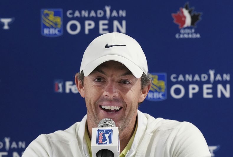 Rory McIlroy habla con la prensa sobre el acuerdo de la PGA para fusionarse con un Fondo de Inversión Pública de Arabia Saudí durante el Abierto de Canadá el miércoles 7 de junio del 2023. (Nathan Denette/The Canadian Press via AP)