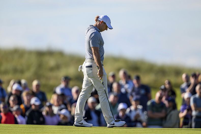 El norirlandés Rory McIlroy se lamenta tras fallar un putt en el hoyo 16 del Abierto de Escocia, el viernes 12 de julio de 2024, en North Berwick (Malcolm Mackenzie/PA via AP)