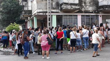 la venta de uniformes escolares en cuba ha provocado largas filas de hasta 12 horas