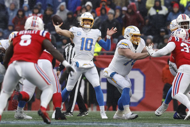 El quarterback de los Chargers de Los Ángeles Justin Herbert lanza el balón en la primera mitad del encuentro ante los Patriots de Nueva Inglaterra en Foxborough, Massachusetts el domingo 3 de diciembre del 2023. (AP Foto/Michael Dwyer)