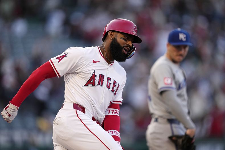 Jo Adell, de los Angelinos de Los Ángeles, recorre las bases luego de conectar un jonrón de tres carreras en el juego del sábado 11 de mayo de 2024, ante los Reales de Kansas City (AP Foto/Mark J. Terrill)