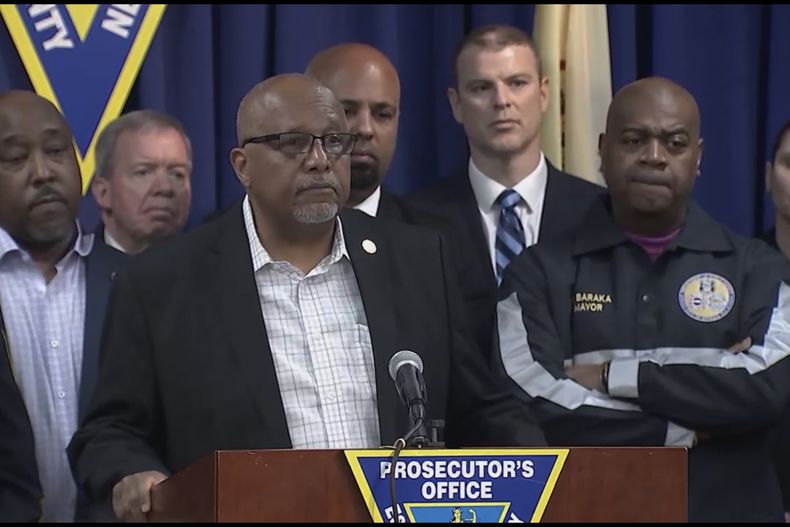 El fiscal del condado de Essex, Theodore N. Stephens, II, ofrece una rueda de prensa el sábado 8 de marzo de 2025 en Newark, Nueva Jersey. (WABC-TV via AP)