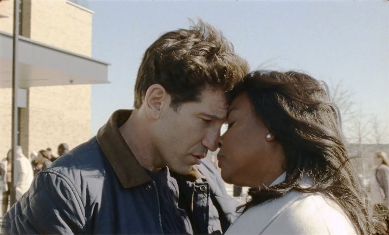 En esta imagen proporcionada por Neon, Jon Bernthal, izquierda, y Aunjanue Ellis-Taylor en una escena de Origin. (Atsushi Nishijima/Neon via AP)