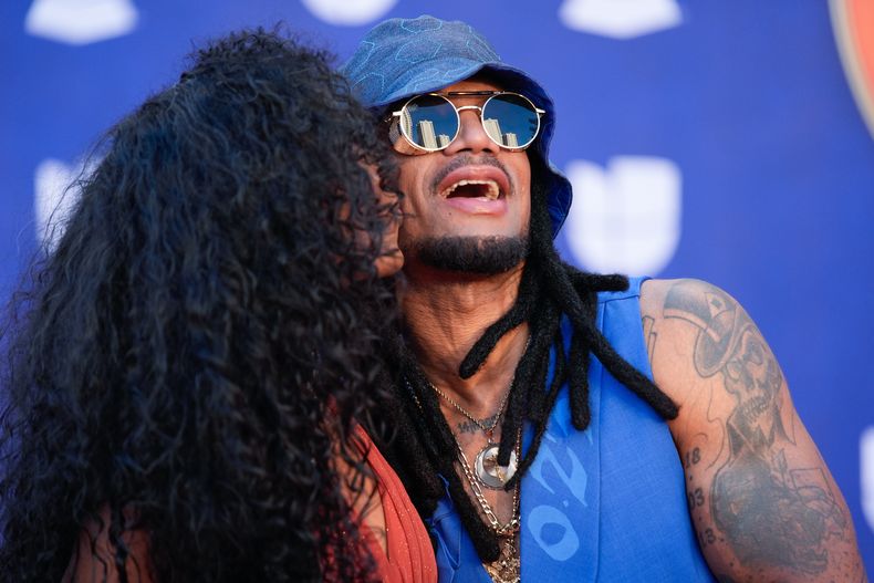 Yannely, a la izquierda, y Vakero llegan a los Latin Grammy 2025 el jueves 13 de noviembre de 2025 en el MGM Grand de Las Vegas. (Foto AP/John Locher)