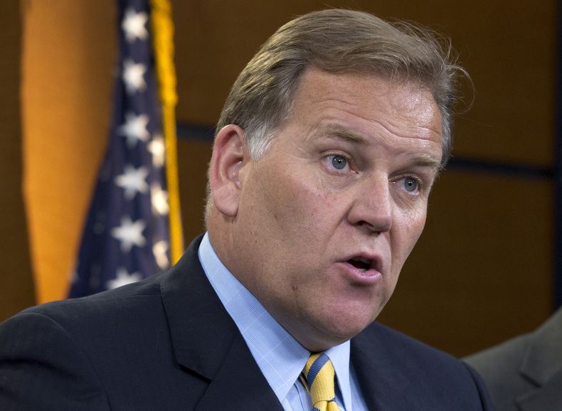 El presidente de la Comisi&oacute;n de Inteligencia del Senado, Mike Rogers, republicano de Michigan, hace declaraciones a la prensa en el Capitolio en Washingotn, el 6 de junio de 2013. En un programa televisivo, Rogers dijo el domingo 13 de julio de 201