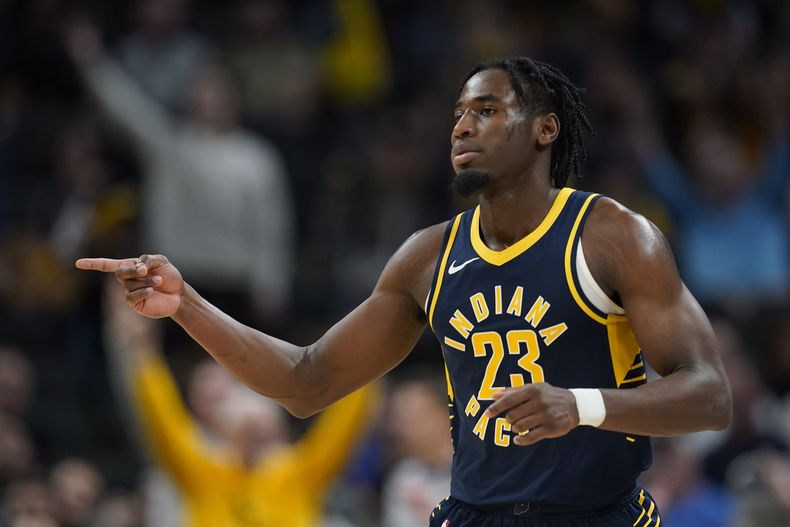 Aaron Nesmith, de los Pacers de Indiana, festeja luego de atinar un disparo en el duelo del miércoles 8 de noviembre de 2023, ante el Jazz de Utah (AP Foto/Darron Cummings)