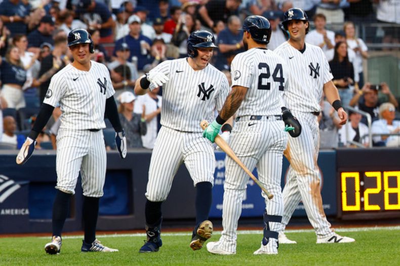 Ben Rice, de los Yankees de Nueva York, celebra con Jasson Domínguez (24) tras conectar un jonrón de tres carreras durante la segunda entrada de un partido de béisbol contra los Rojos de Cincinnati, el viernes 19 de junio de 2026, en Nueva York. (Foto AP/Noah K. Murray)