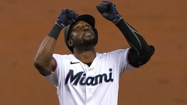 López y los Marlins derrotan 6-2 a los Filis