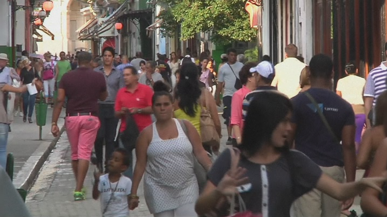 cuba gente caminando.png