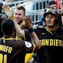 El dominicano Manny Machado, de los Padres de San Diego, es felicitado en la cueva luego de disparar un jonrón en el duelo ante los Bravos de Atlanta, el martes 21 de julio de 2026 (AP Foto/Erik S. Lesser)