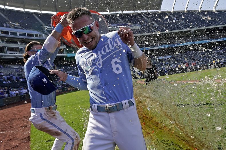 Drew Waters (6) de los Reales de Kansas City recibe un baño de Bobby Witt Jr. tras la victoria 6-4 ante los Guardianes de Cleveland, el lunes 18 de septiembre de 2023, en Kansas City. (AP Foto/Charlie Riedel)