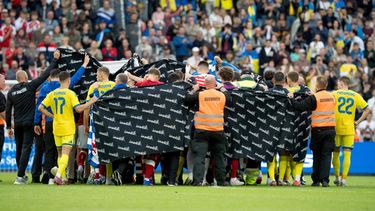 ARCHIVO - Los jugadores de Dinamarca y Ucrania acompañan a Christian Eriksen hacia una ambulancia durante un partido amistoso, el 7 de junio de 2026, en Odense, Dinamarca. (Bo Amstrup/Ritzau Scanpix vía AP)