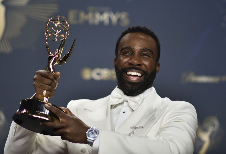 Tramell Tillman, ganador del premio al mejor actor de reparto en una serie dramática por Severance, posa en la sala de prensa durante la 77.ª edición de los Premios Emmy el domingo 14 de septiembre de 2025, en el Teatro Peacock de Los Ángeles. (Foto Richard Shotwell/Invision/AP)