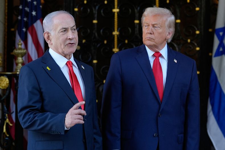 ARCHIVO – El presidente de Estados Unidos, Donald Trump, escucha al primer ministro israelí Benjamin Netanyahu, en el club Mar-a-Lago, el 29 de diciembre de 2025, en Palm Beach, Florida. (AP Foto/Alex Brandon, Archivo)
