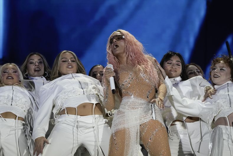 Karol G durante un concierto de su gira Mañana será bonito en el Estadio Azteca de la Ciudad de México el jueves 8 de febrero de 2024. (Foto AP/Eduardo Verdugo)