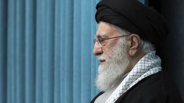 En esta foto difundida por un sitio web oficial de la oficina del líder supremo iraní, el líder supremo ayatolá Alí Jamenei asiste a una ceremonia en la que se reúne con un grupo de funcionarios, en Teherán, Irán, el sábado 8 de marzo de 2025. (Oficina del líder supremo iraní vía AP)
