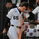 El abridor de los Medias Blancas de Chicago Davis Martin reacciona en el dugout al salir en la primera entrada del encuentro ante los Rockies de Colorado el sábado 26 de septiembre del 2026. (AP Foto/Paul Beaty)
