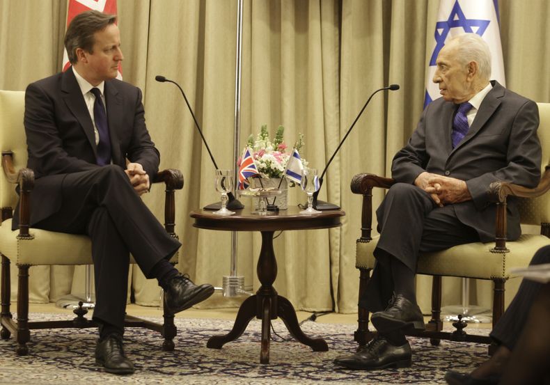 El presidente israel&iacute; Shimon Peres, derecha, con el primer ministro brit&aacute;nico David Cameron en Jerusal&eacute;n el mi&eacute;rcoles, 12 de marzo del 2014. Cameron prometi&oacute; que Europa respaldar&aacute; al estado jud&iacute;o al oponers