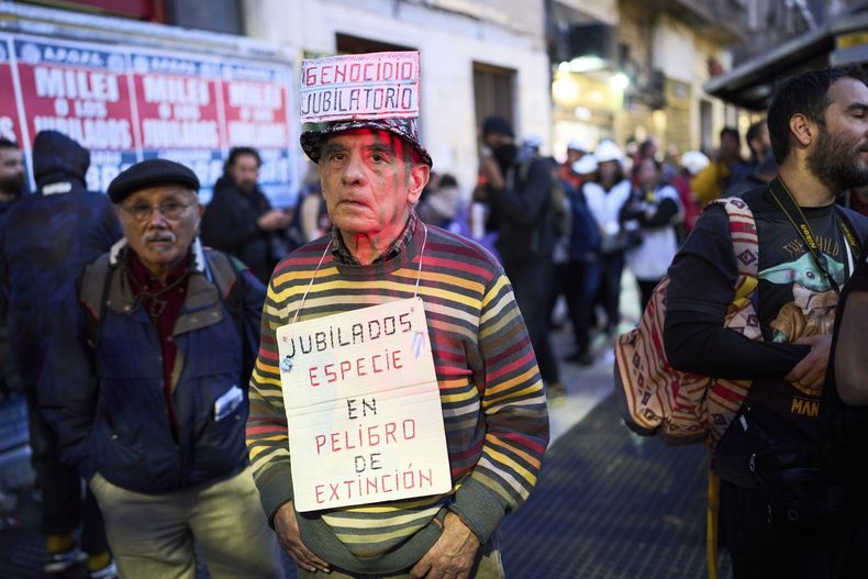 Hercot Larsen, de 74 años, lleva un cartel con el mensaje Jubilados especie en peligro de extinción, durante una protesta semanal para exigir mejores pensiones para los jubilados, en Buenos Aires, Argentina, el miércoles 4 de junio de 2025. (Foto AP/Rodrigo Abd)