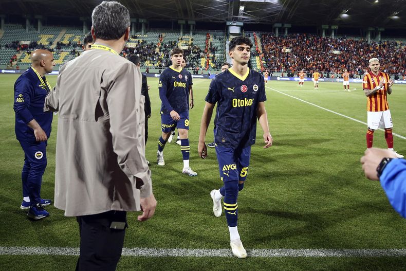 Los jugadores del Fenerbache se retiraron del campo después del primer gol del Galatasaray durante el partido de fútbol de la final de la Supercopa de Turquía en Sanliurfa, Turquía, el domingo 7 de abril de 2024. (Huseyin Yavuz/Dia Images vía AP)