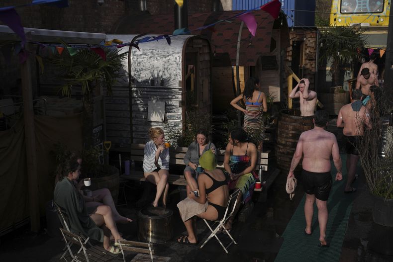 Visitantes disfrutan de un sauna comunitario en Hackney Wick, en Londres, el 25 de febrero de 2025. (AP Foto/Kin Cheung)