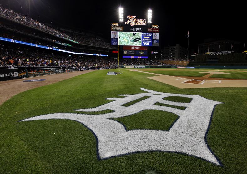 ARCHIVO - Foto del miércoles 17 de octubre del 2012, el logo de los Tigres de Detroit durante el juego de campeonato de la Liga Americana ante los Yankees de Nueva York. (AP Foto/Paul Sancya, Archivo)