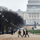 Agentes de la Guardia Nacional patrullan el National Mall cerca del Capitolio de EEUU, el miércoles 26 de noviembre de 2025, en Washington. (AP Foto/Rahmat Gul)