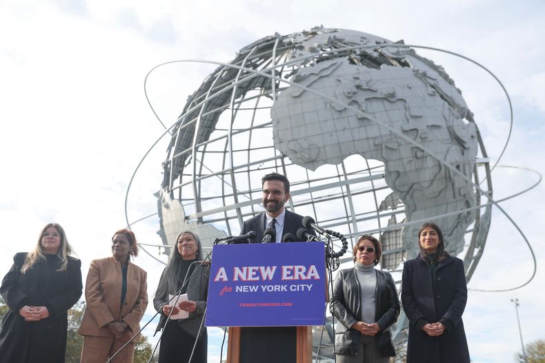 El alcalde electo de la ciudad de Nueva York Zohran Mamdani, centro, en el Unisphere de Queens en Nueva York el 5 de noviembre del 2025. (AP foto/Heather Khalifa)