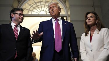 El presidente estadounidense Donald Trump (cent) con el titular de la Cámara de Representantes Mike Johnson y la representante republicana Lisa McClain, en el Congreso en Washington el 20 de mayo del 2025. (AP foto/Julia Demaree Nikhinson)