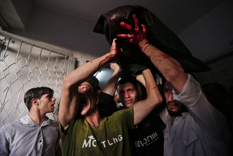 Palestinos cargan el cuerpo ensangrentado de un familiar que falleci&oacute; por un ataque israel&iacute; en Shijaiya, Gaza, durante su funeral, el mi&eacute;rcoles 30 de julio de 2014. (Foto AP/Lefteris Pitarakis)