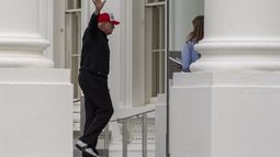 El presidente de Estados Unidos, Donald Trump, saluda de regreso a la Casa Blanca, el 20 de abril de 2025, en Washington. (AP Foto/Alex Brandon)